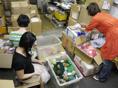 東日本大震災　被災地支援　編み物で仕事づくり　ＷＷＢジャパン（代表奥谷京子）と協働ニットプロジェクト　フェアトレードの第3世界ショップが行うリサイクルニット　毛糸仕分け