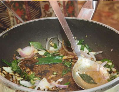 カレーの壺調理風景