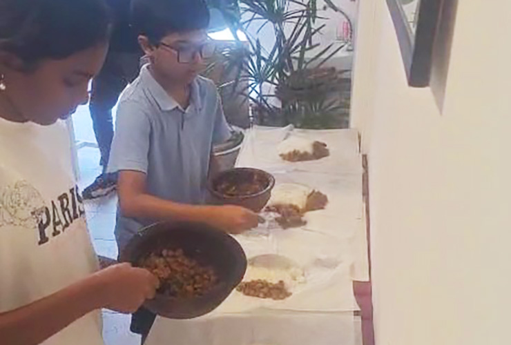 炊き出しのカレー弁当作りを手伝う子供たち