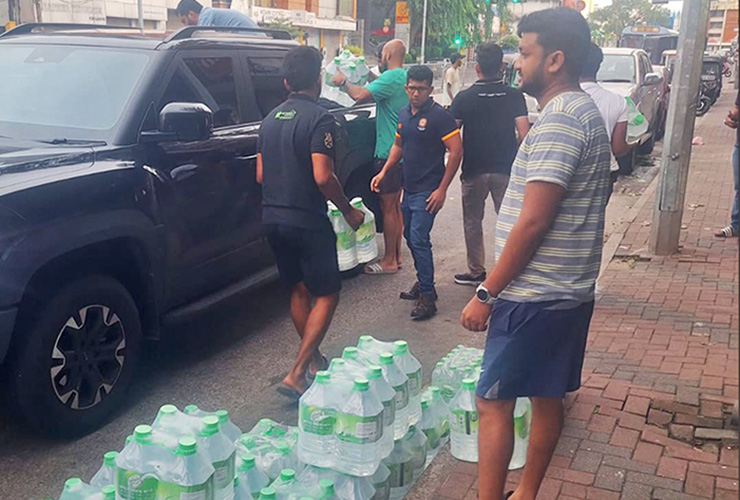 水が引いたあと、飲料水の運搬をするシェランさんたち