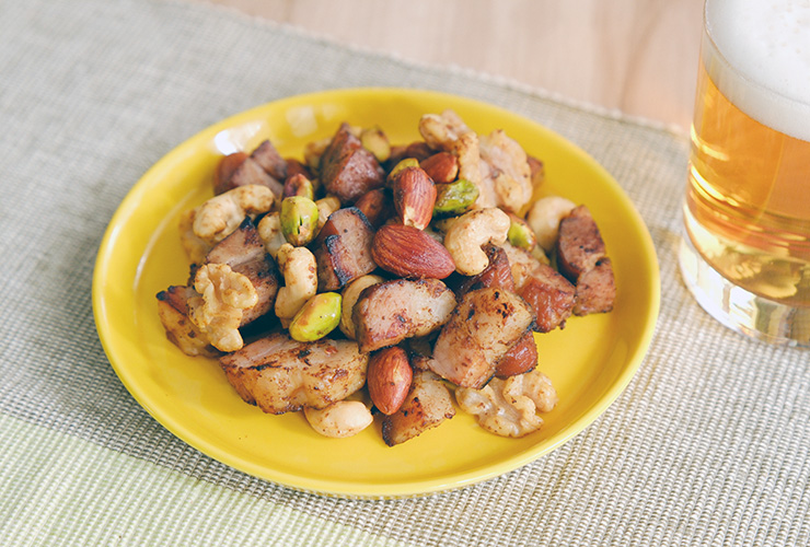 ナッツとベーコンのスパイシー炒め